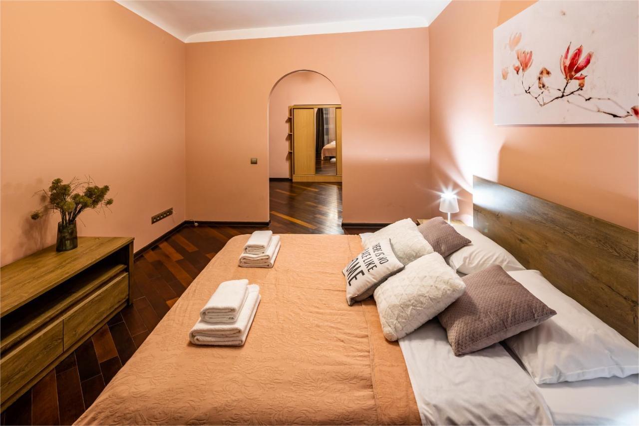 The Main Square! 2 Separated Bedrooms, Balcony Lviv Extérieur photo